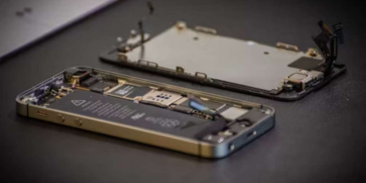 How Certified Technicians Perform Safe iPhone Battery Replacement in Dubai