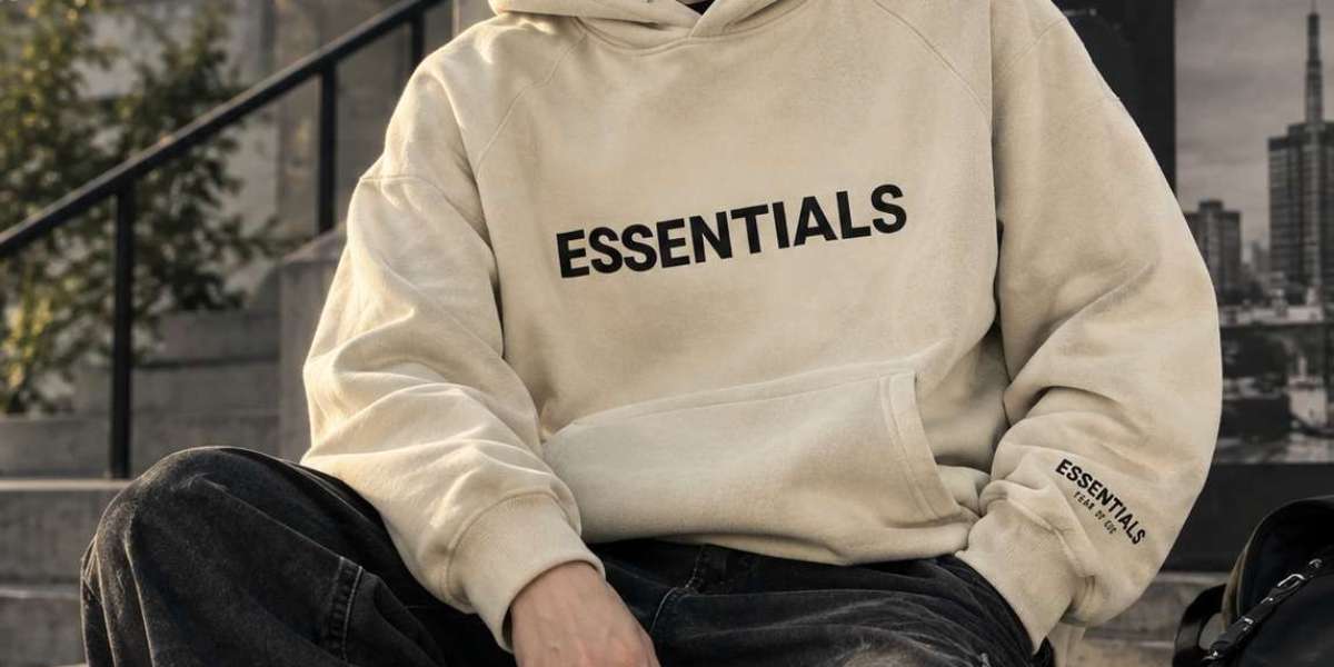 Crea el atuendo perfecto para otoño con una essentials sudadera con capucha básica.